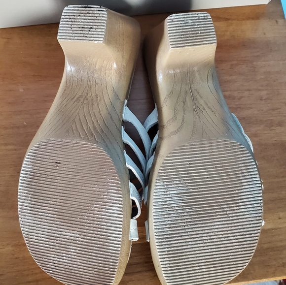 Sandles - Picture 2 of 2